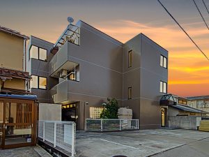 駅前 パレス芳斉 （夕暮れ）