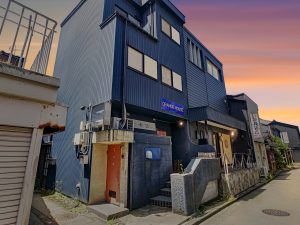 駅前 オレンジハウス （夕暮れ）