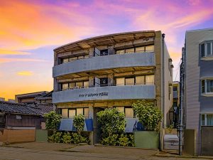 駅前 メゾン・ド・エクレール十三間町 （夕暮れ）