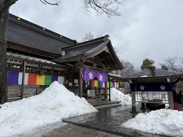 2026年の仕事始めに経営陣と初祈願に訪れた、雪が残る倶利伽羅不動寺の本堂。クラスコ専務・清水秀晴の新年の誓いの場。